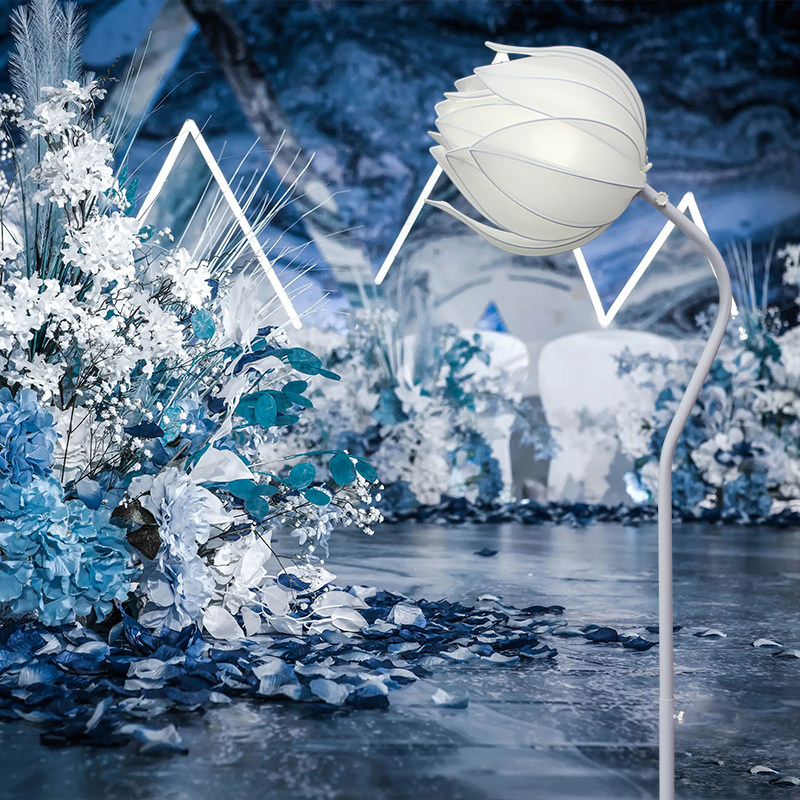 新款婚庆铁艺发光荷花花蕾路引灯光装饰婚礼场景布置舞台摆件道具