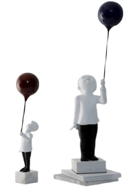 简约现代酒店别墅红色气球男孩人物摆件样板房端景台雕塑软装摆设