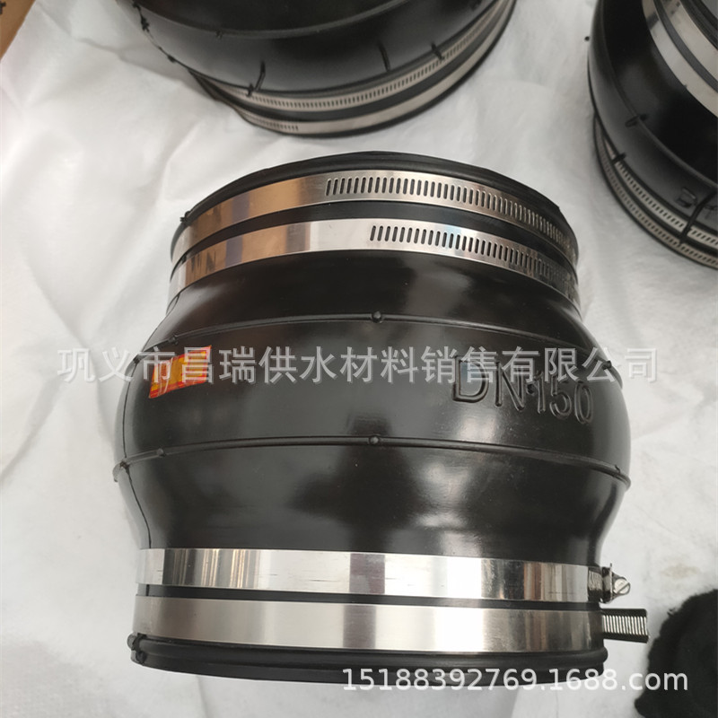 108mm管外径卡箍式橡胶软接头 110/114水管道卡箍连接橡胶膨胀节