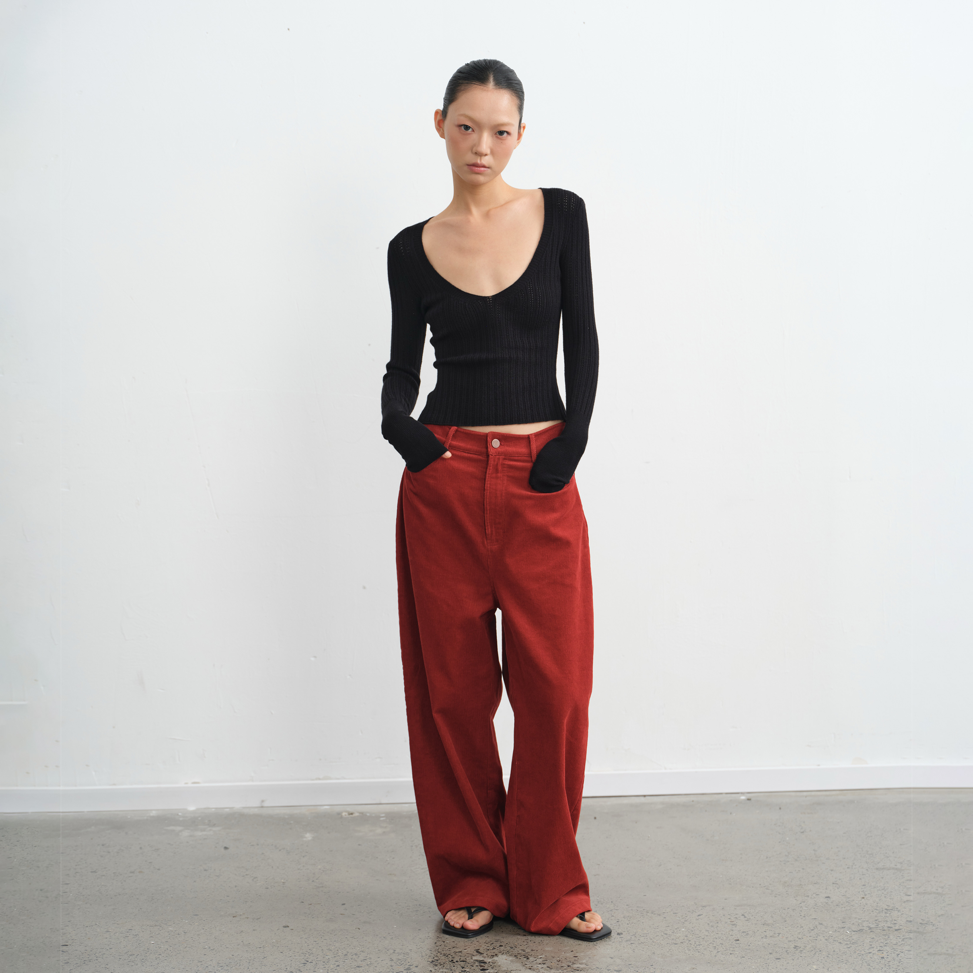 设计感深V领纯色修身针织上衣T恤