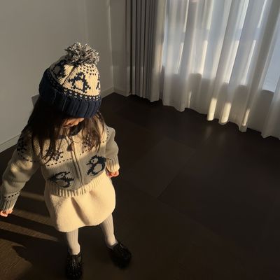 翻领毛衣女孩米白毛绒半身裙