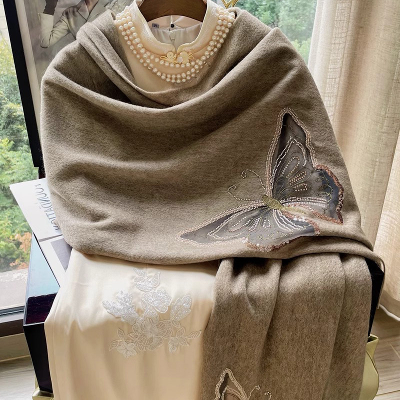 蝴蝶镂空刺绣羊毛钉珠围巾女秋季百搭大气加厚披肩节日婚宴礼盒装