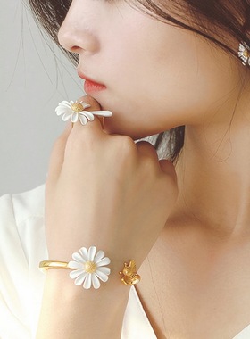 2021 New Spring White Enamel Daisy Flower Vintage Elegant Si