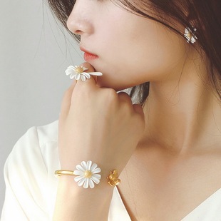2021 New Spring White Enamel Daisy Flower Vintage Elegant Si