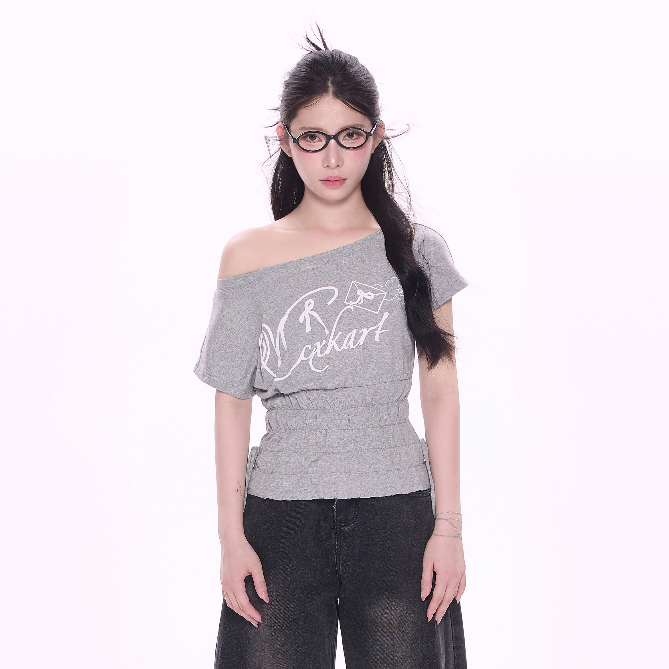 NCXK-设计感字母印花收腰打揽显瘦斜领露肩显瘦上衣DX25103