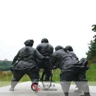 胖女人像互相帮助公园学骑自行车户外景观玻璃钢仿铜夸张雕塑 新品