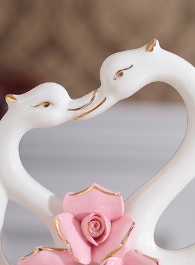 天鹅摆件装饰品陶瓷客厅玄关卧室创意女生礼物可爱结婚酒柜家居品