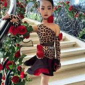 2026年拉丁舞服女童网红玫瑰花豹纹演出服少儿斜肩上衣加短裙套装