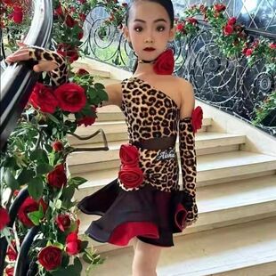2026年拉丁舞服女童网红玫瑰花豹纹演出服少儿斜肩上衣加短裙套装