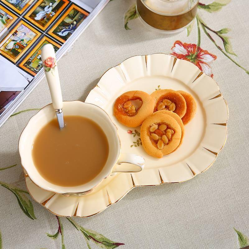 European Couple Coffee Cup Exquisite and Upscale Afternoon T