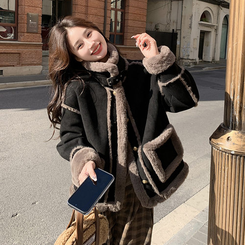 黑色短款皮毛一体羊羔毛