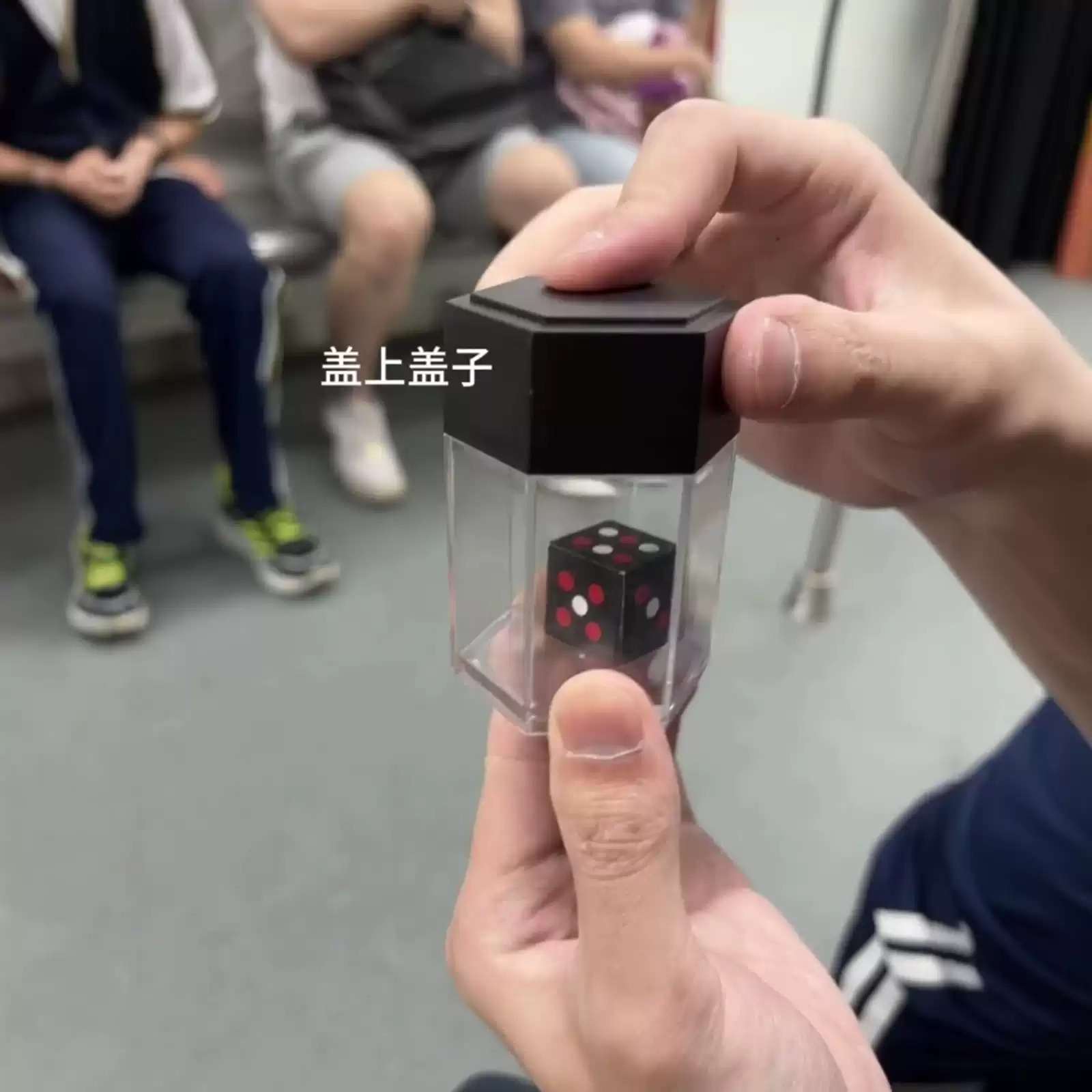 爆炸骰子近景魔术道具创意白色图片