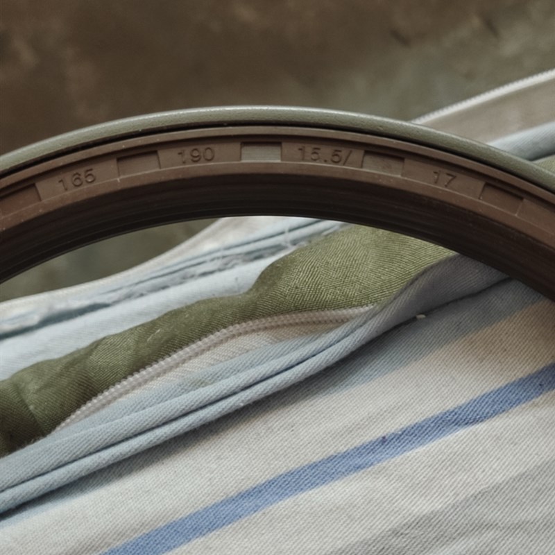 新源轮式挖土机b7j0wb70轮芯165.190.15.17.5骨架油封