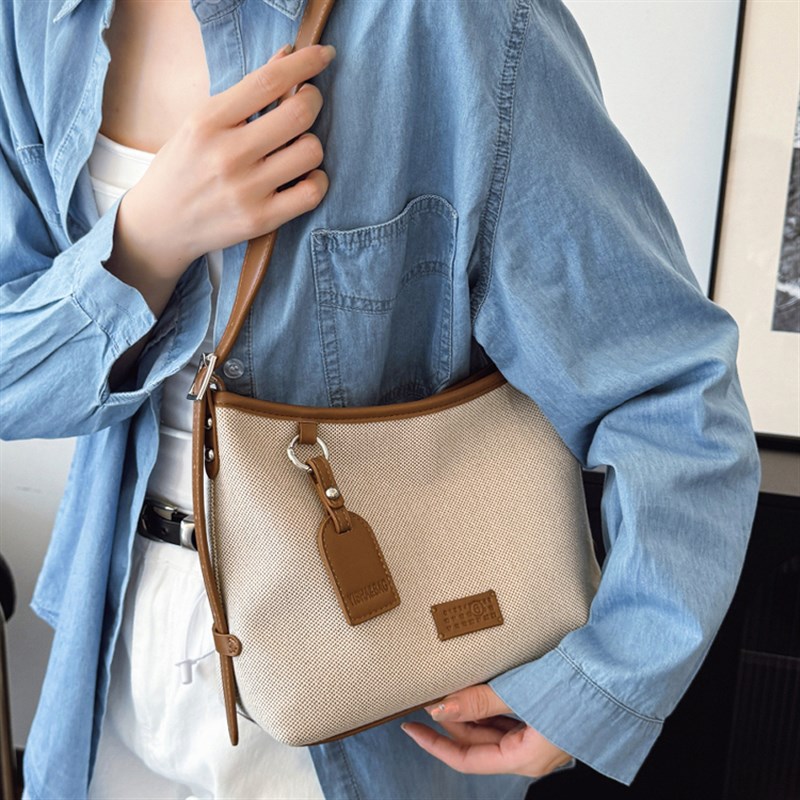 休闲百搭高级感斜挎包女2025新款通勤单肩托特包大容量时尚帆布包