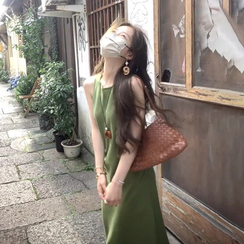 法式复古绿色吊带背心连衣裙女子夏季2025新款小个子收腰气质长裙