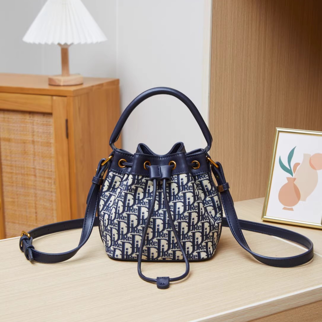 正品真皮抽绳水桶包包女时尚刺绣单肩斜挎包2025新款高级感手提包