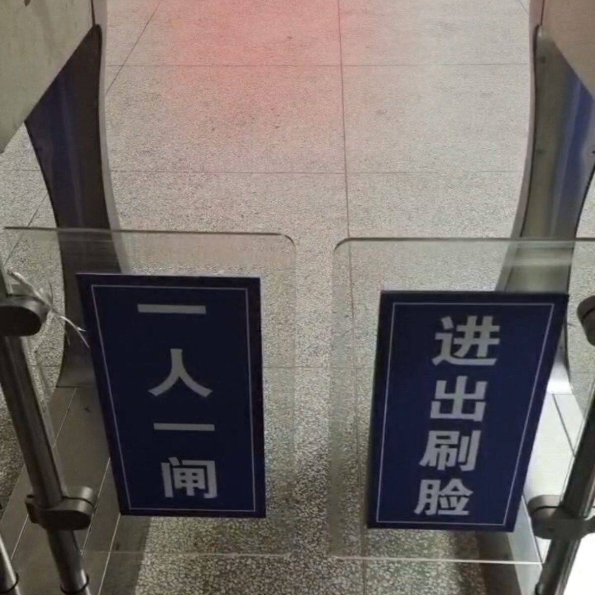 门禁翼闸亚克力挡板人行通道闸门板配件闸机摆门伸缩翼板专业工厂