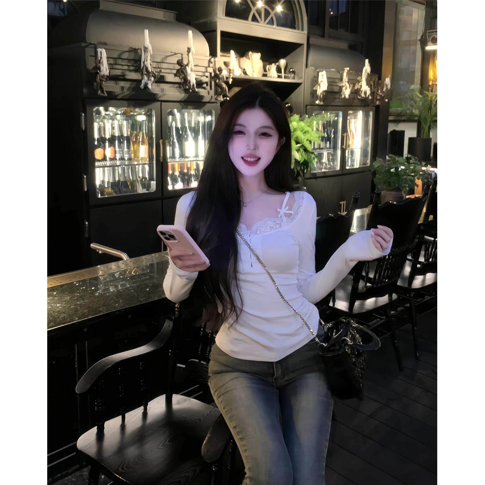 순수한 욕망 섹시한 레이스 접합 봄과 가을 여성을위한 긴팔 티셔츠 핫 걸스 내부 레이어링 셔츠 슬림 슬림 오른쪽 어깨 탑