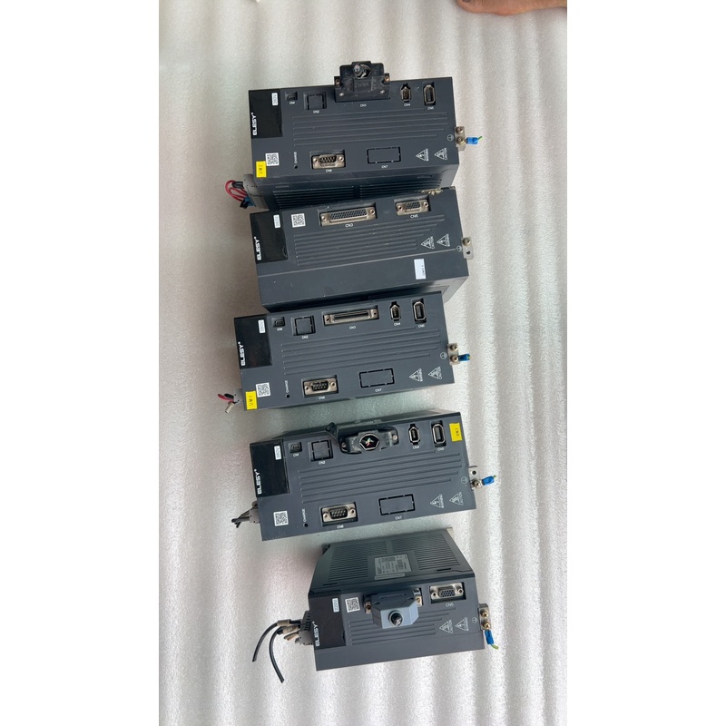 出拆机伊莱斯伺服驱动器四台，型号ES1-8R4TP-B有三台