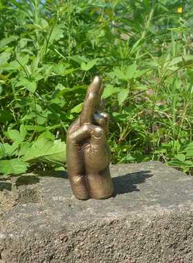 新款直销新品跨境欧式树脂摆件灵魂伴侣恋人双手缠绕雕塑结婚周年