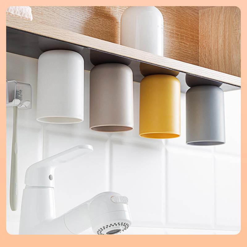 新款直销?镜柜底磁吸式牙刷杯倒挂漱口杯儿童洗漱杯子挂墙置物架