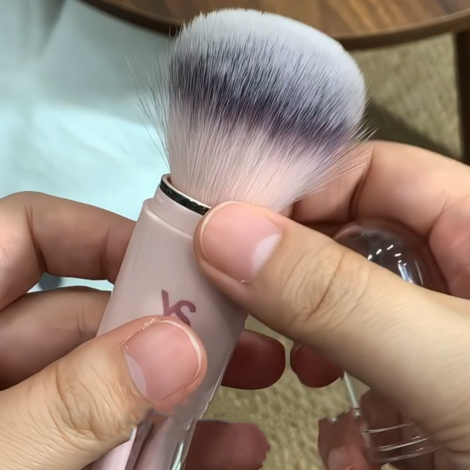 六合一伸缩带盖便携化妆刷