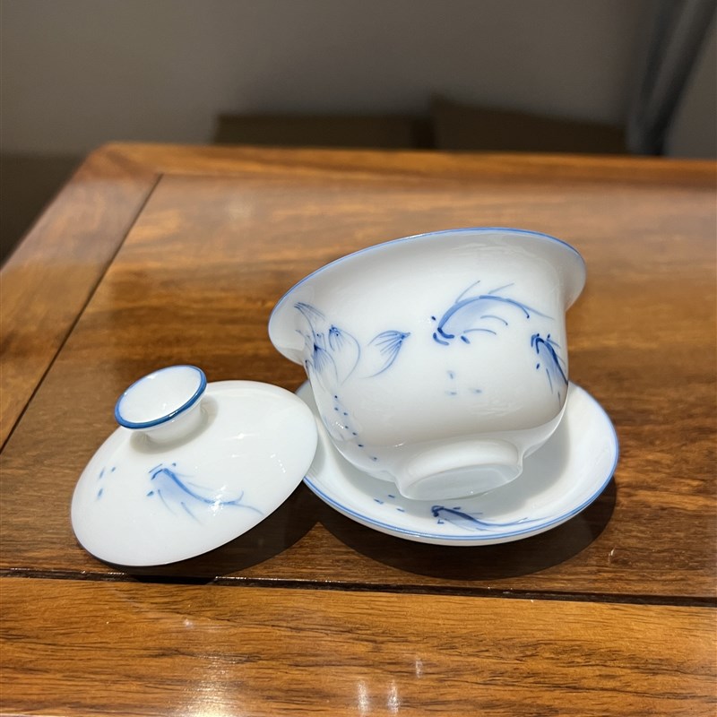 手绘青花瓷盖碗小号荷趣游鱼三才杯茶碗陶瓷功夫茶具手绘盖碗茶杯图片