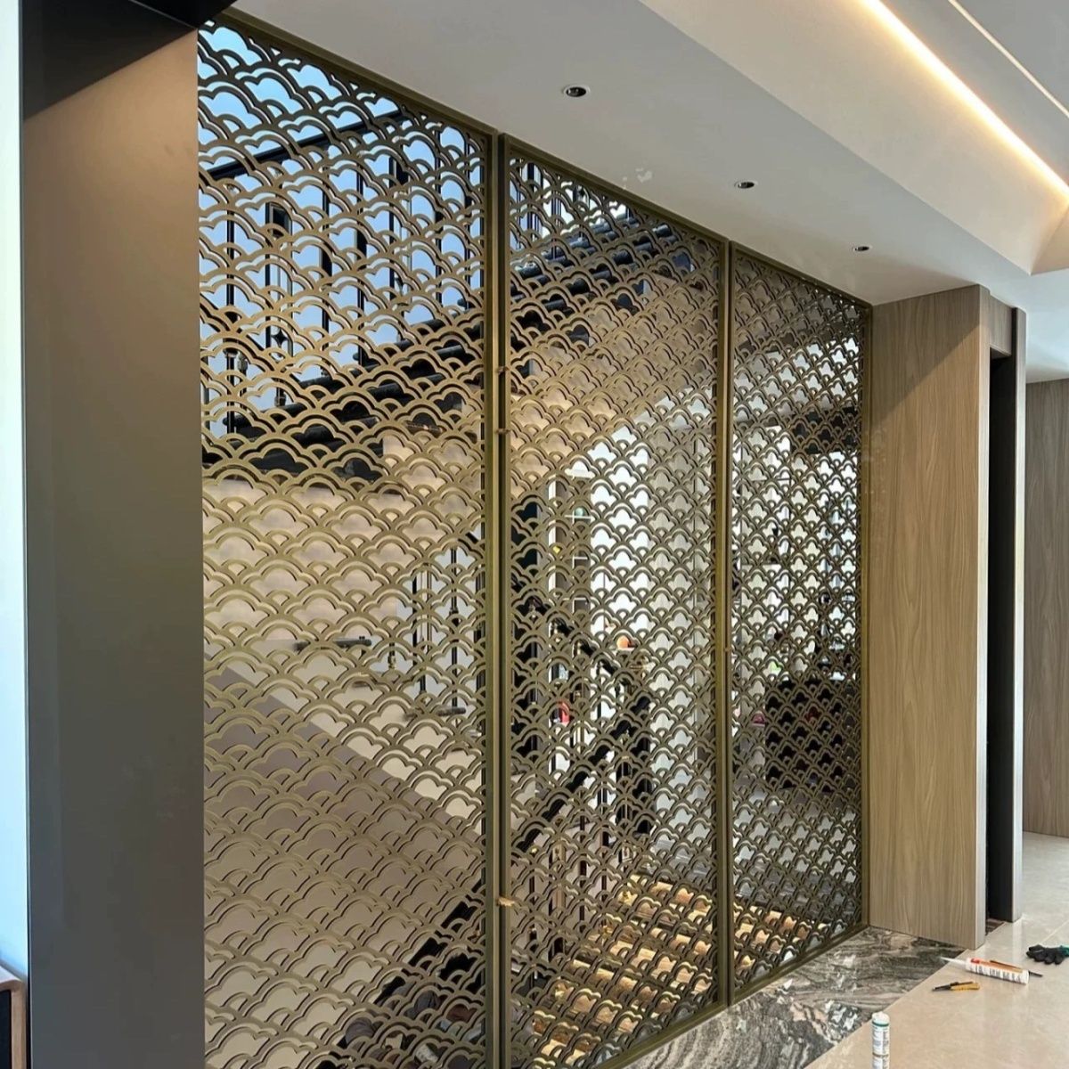 定制轻奢不锈钢镂空花格屏风隔断金属铁艺酒店售楼部背景墙中式