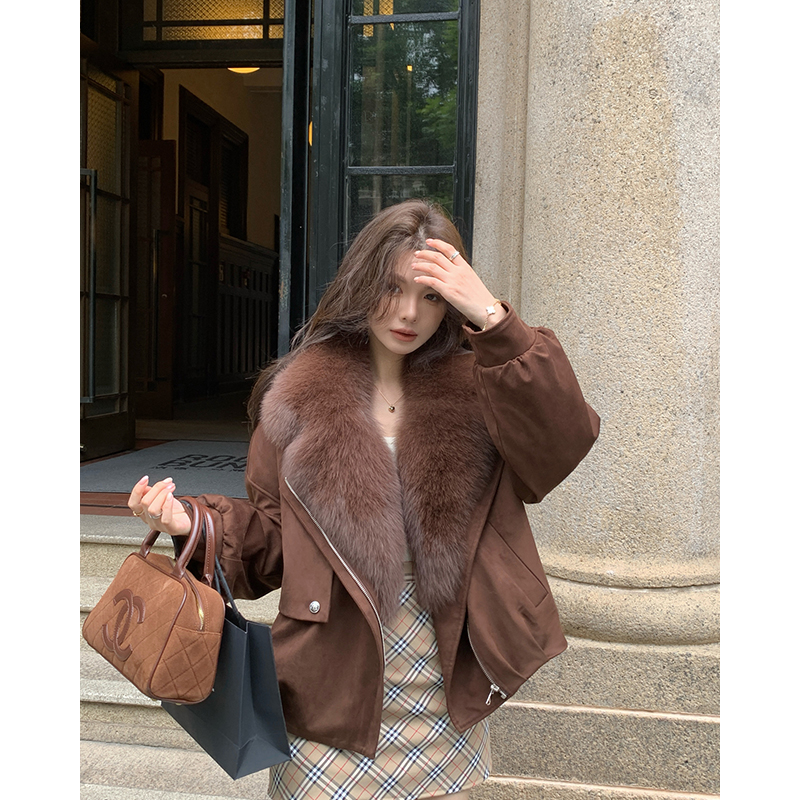 2025年新款麂皮绒狐狸毛领皮草外套女短款鹅绒内胆大衣B2479