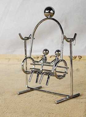 新款直销金属工艺情侣荡秋千手动平衡摆骑马小铁人物理不倒翁艺术