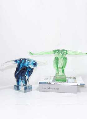 直销新款样板房书房客厅饰品摆件树脂创意家居雕塑展翅人现代简约