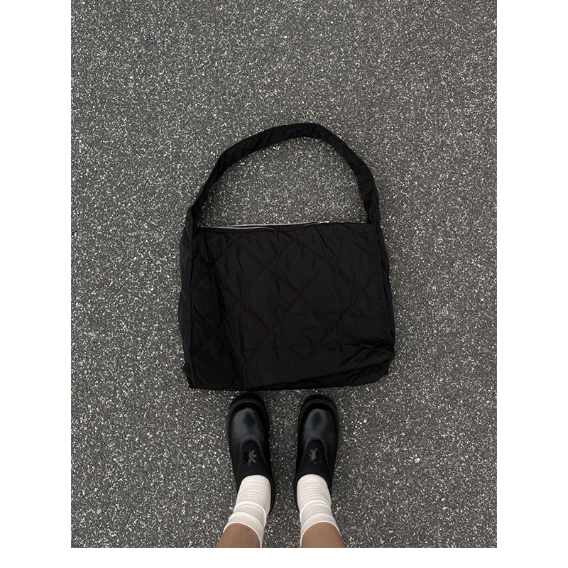 UR男女同款菱格绗缝大容量单肩包2025新款轻便腋下斜挎包褶皱托特