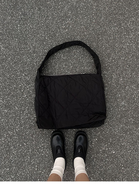 UR男女同款菱格绗缝大容量单肩包2025新款轻便腋下斜挎包褶皱托特