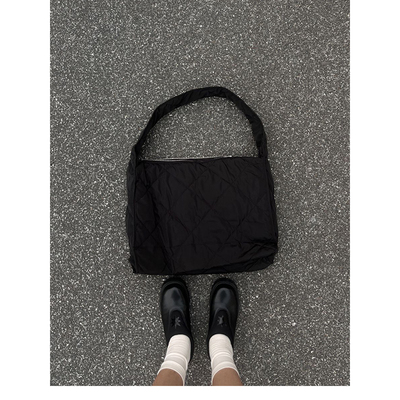 UR男女同款菱格绗缝大容量单肩包2025新款轻便腋下斜挎包褶皱托特