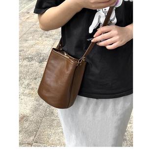 UR小众复古水桶包包女2024秋冬新款 通勤包包百搭单肩女包斜挎 韩版