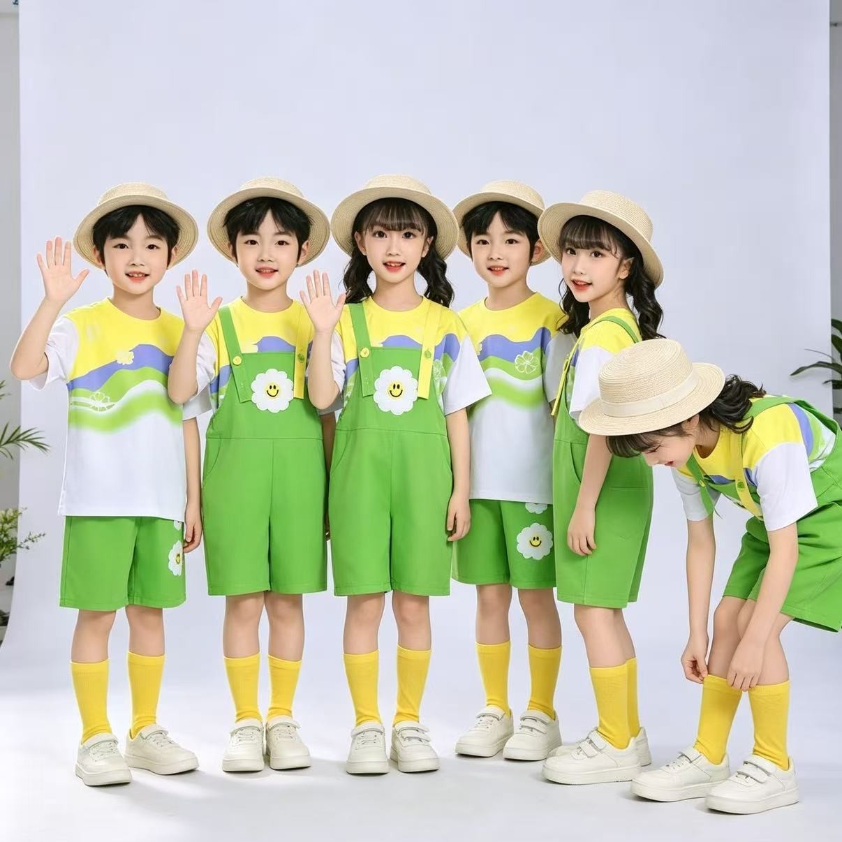 儿童演出服小学生运动会开幕式啦啦队绿色表演装幼儿园背带裤套装