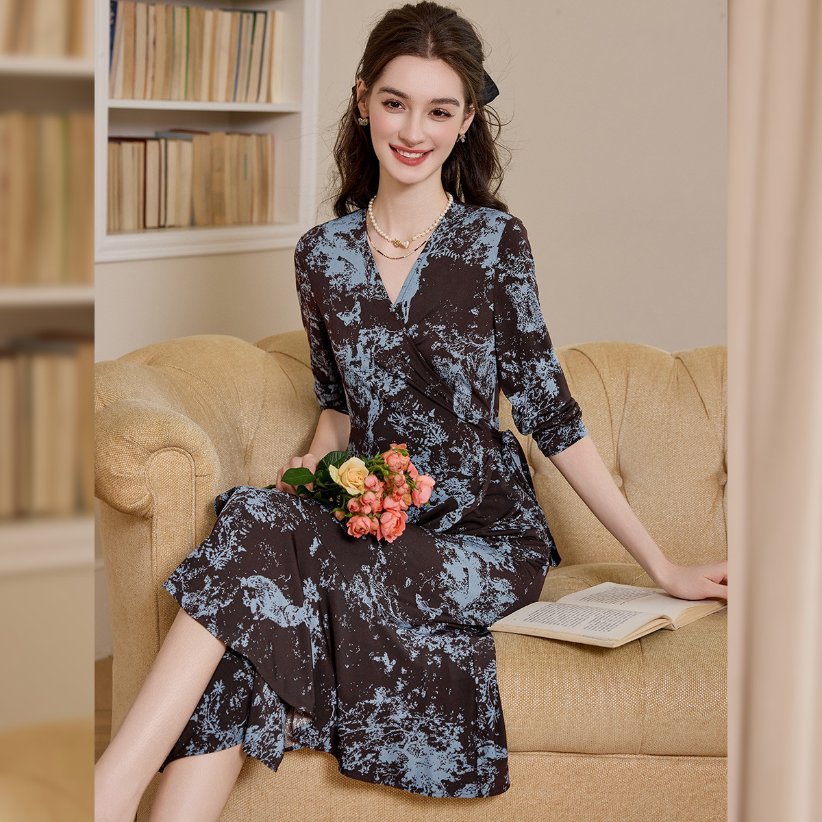白鹿语九分袖A字裙春秋季新款微弹V领修身系带茶歇裙女式连衣裙