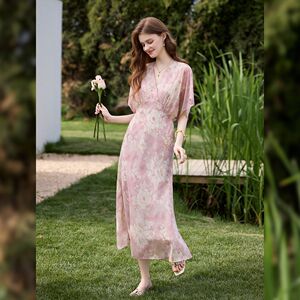 白鹿语浪漫优雅风粉色碎花连衣裙女26夏新款V领收腰显瘦气质长裙
