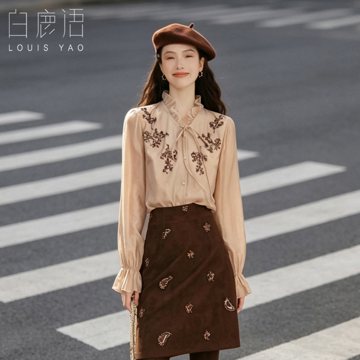 白鹿语复古刺绣花朵衬衫女26秋新款木耳边立领系带荷叶袖长袖上衣