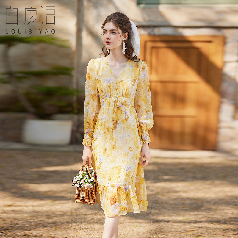 白鹿语荷叶摆印花长裙2025春季新款时尚V领装饰扣修身碎花连衣裙