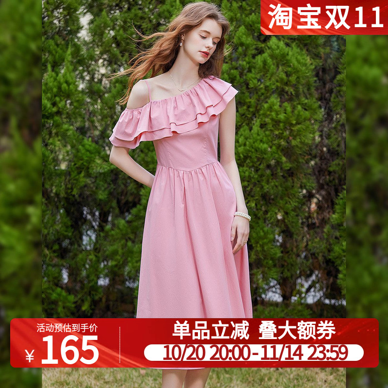 白鹿语气质挂脖露肩斜领荷叶边长裙2025夏新款高腰显瘦女式连衣裙