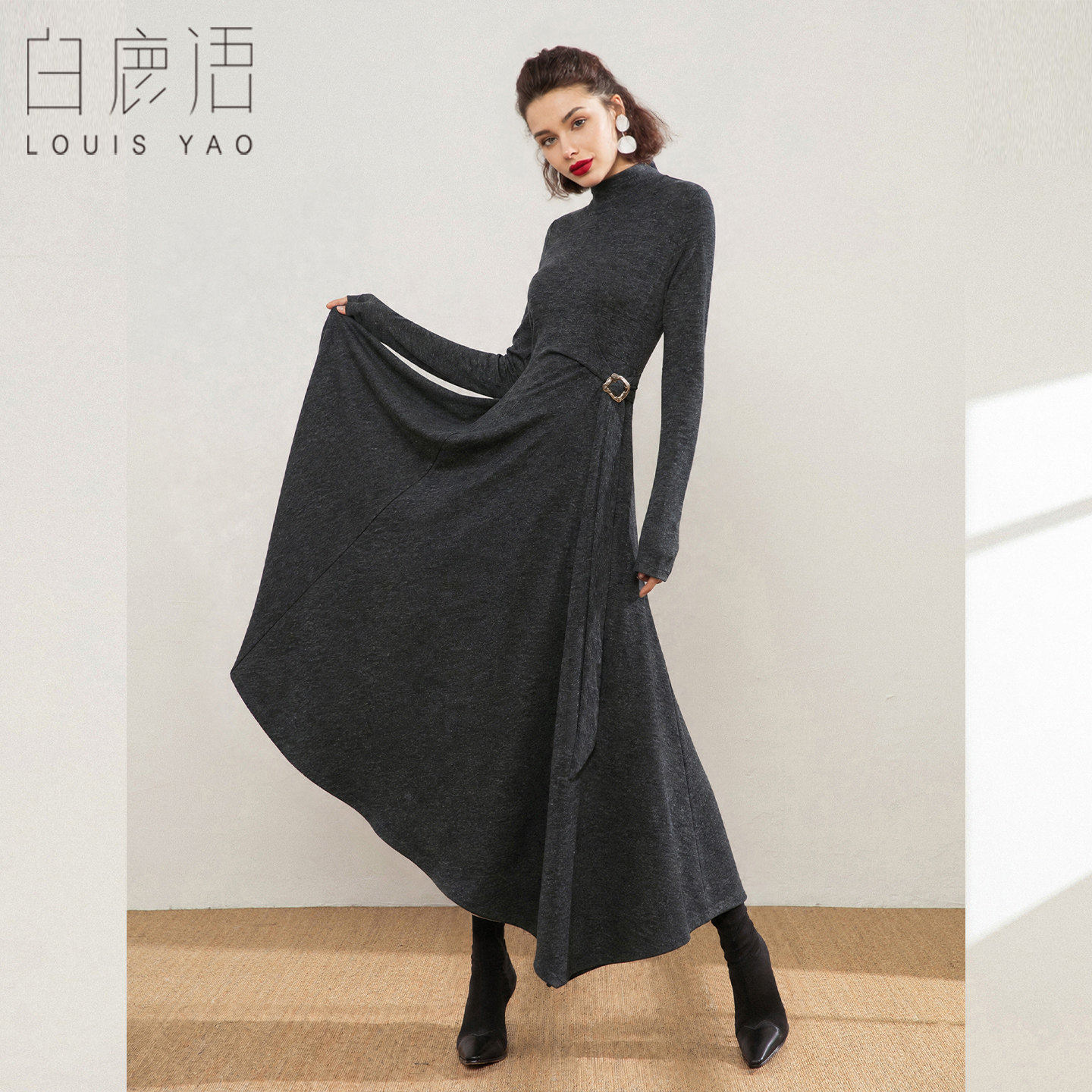 白鹿语法式高领针织连衣裙女26秋冬微弹A字长裙金属扣飘带内搭裙