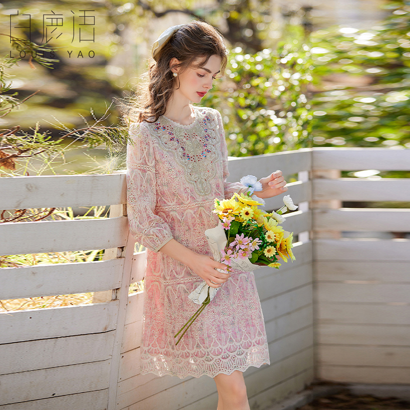 白鹿语撞色贴布钉珠连衣裙