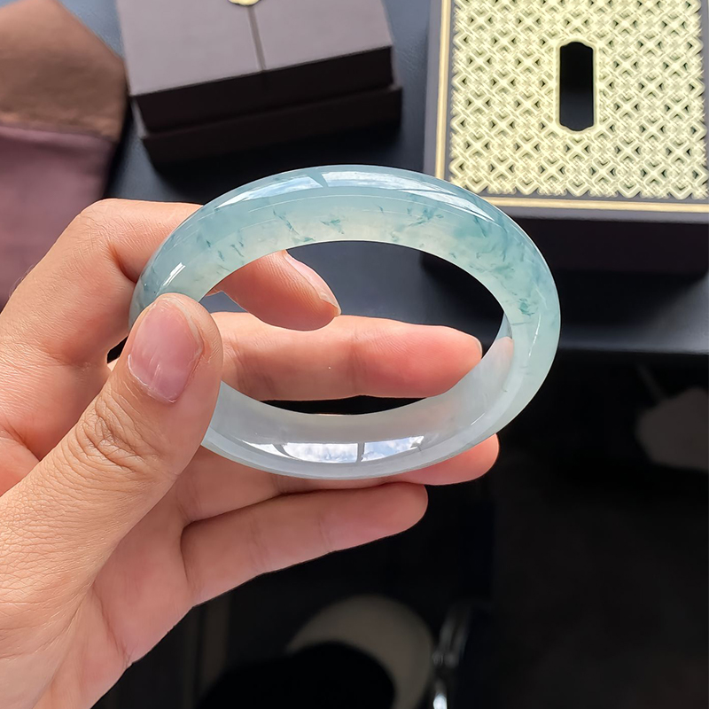 近3小时已售100+件热卖翡翠手镯