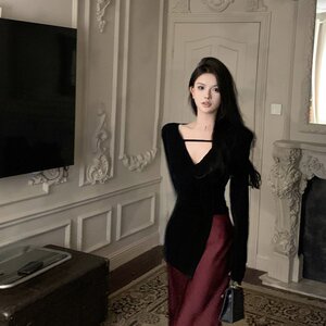 实拍复古性感高级感御姐V领长袖不规则T恤+高腰开叉半身裙女