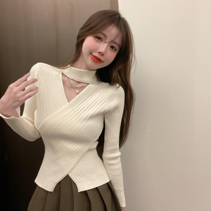 性感交叉v领挂脖针织打底衫女设计感小众白色毛衣秋冬内搭上衣潮