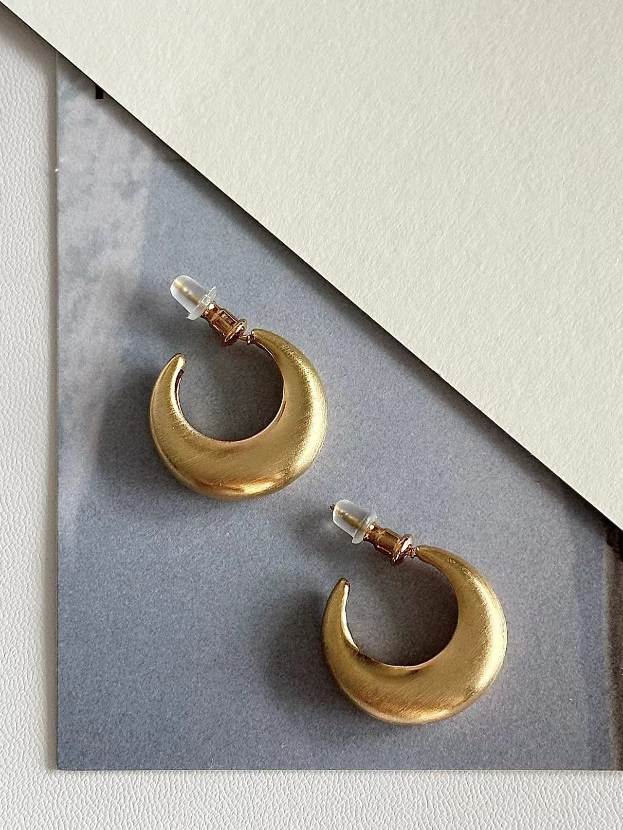 L'amour弯月拉丝设计耳钉黄铜镀白金银针通勤时尚款ins日韩小众