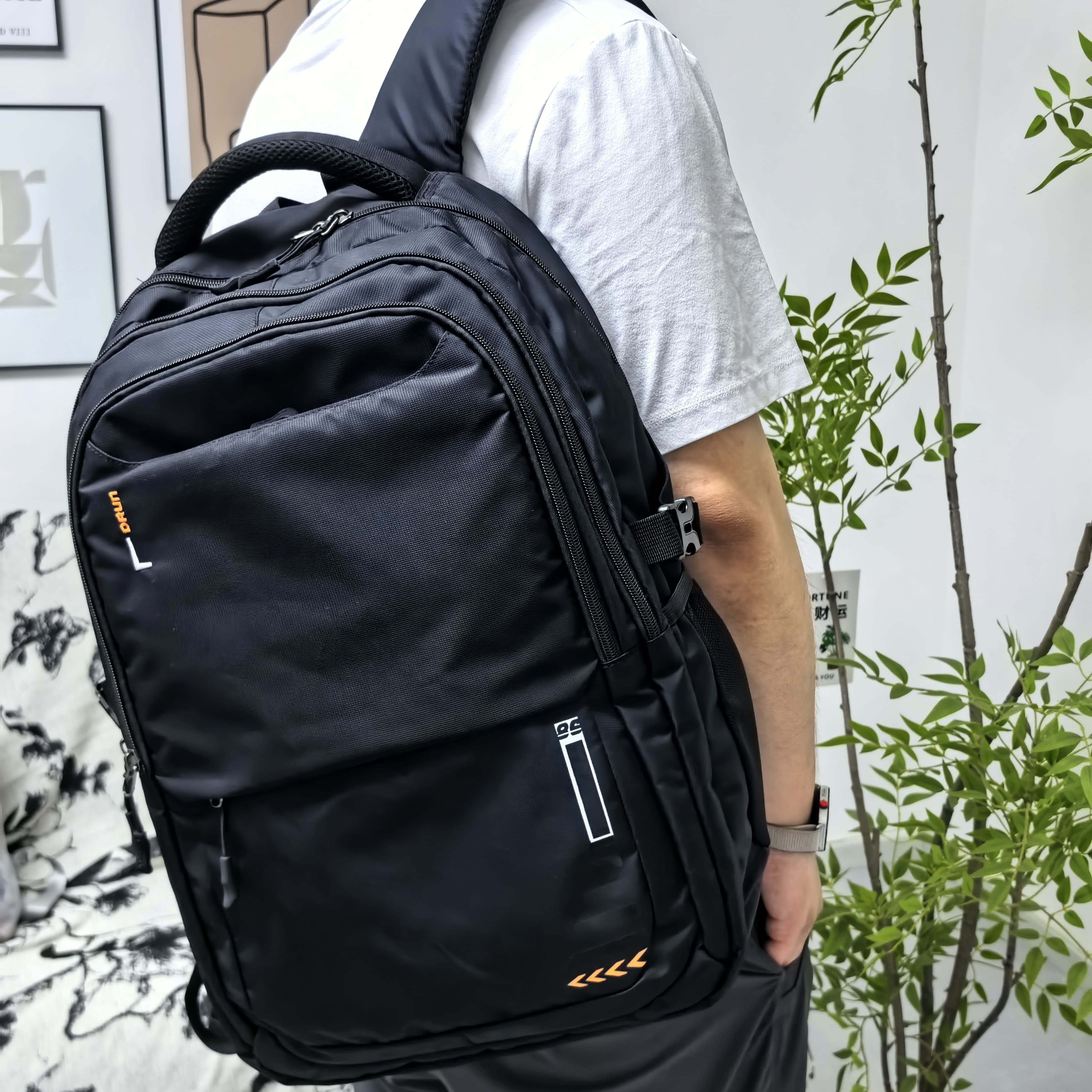 黑色大容量防水商务电脑双肩包