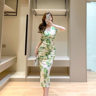 白底碎花连衣裙女夏季温柔风绿色清新网纱V领褶皱开叉修身中长裙