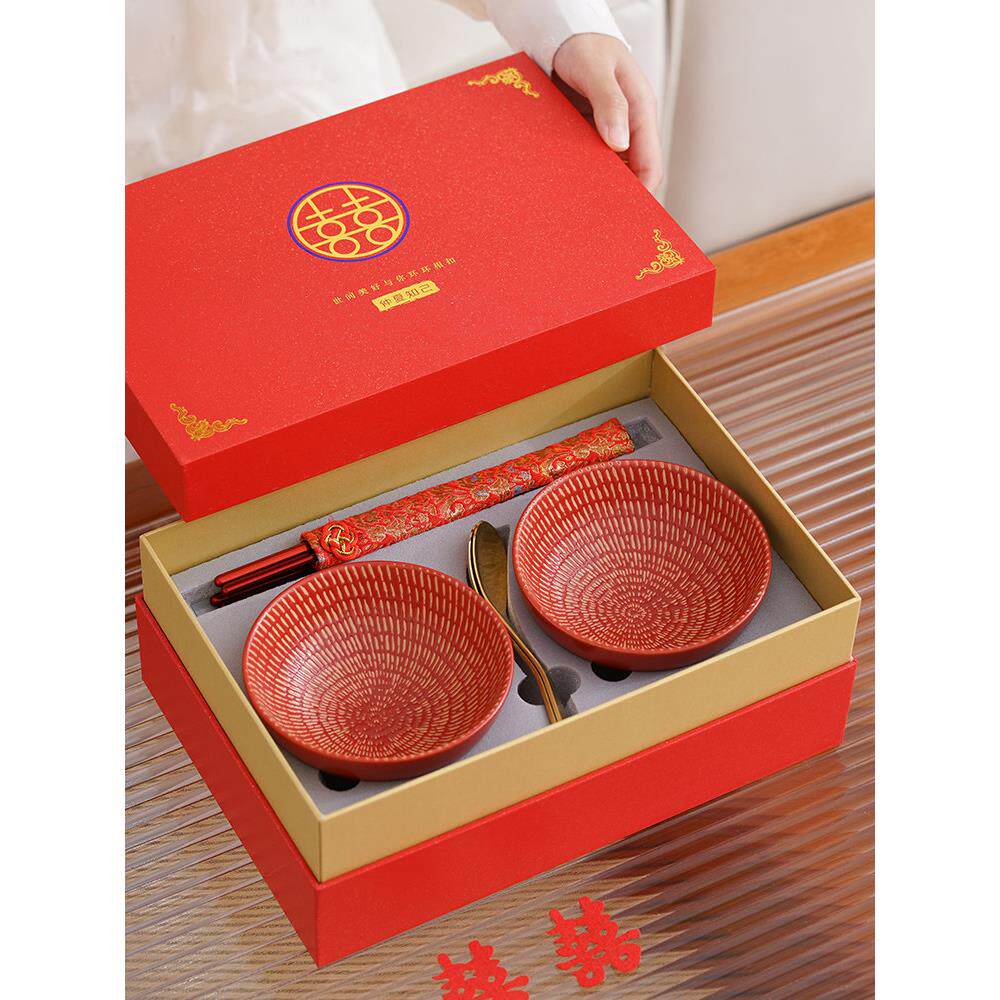 采购产品婚礼红碗和筷子套装，一对陶瓷碗，新婚夫妇和的朋友的嫁